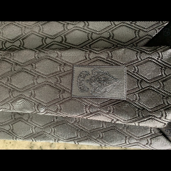 Gucci 60” iridescent silk tie slate print - Picture 5 of 14